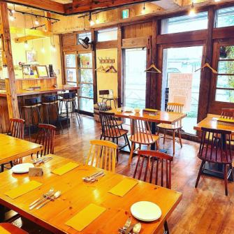 It is a relaxing and relaxing space.The counter seats are open kitchens in front of you.You can see until the cooking is completed.For one person, a date, etc ...Since the table seats can be laid out freely, they are used by various customers such as friends / couples / families / couples.