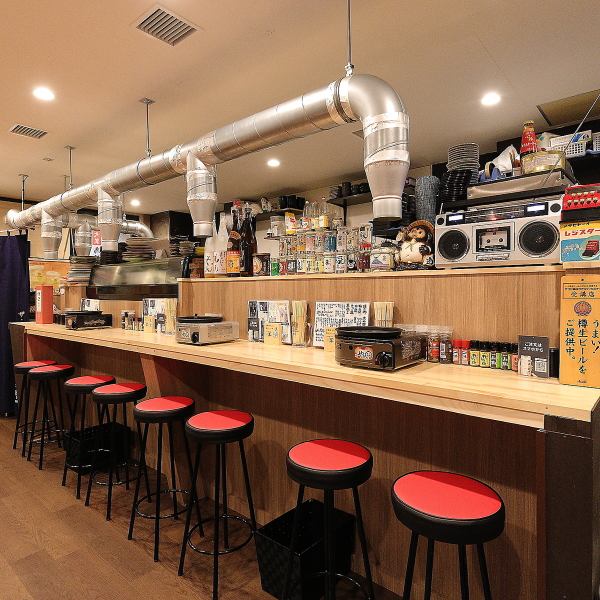 お一人様でもサクッとご利用いただけるよう、カウンター席をご用意しております。お仕事帰りやお買い物帰りにもお気軽にお立ち寄りください。また、お料理もご提供しておりますので、お酒に合うおつまみも豊富にご準備しております。お食事だけでなく、ご宴会やおひとり様でのご来店も大歓迎となっております。