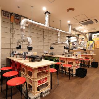 テーブル全4人ゆったりと。4名様のご利用に最適です。会社宴会やご友人同士の飲み会、女子会合などにもおすすめのお店です。お仕事帰りの一杯にもごゆっくりお寛ぎください。ご家族・ご親戚の集まりなど、様々なシーンでご活用いただけるお部屋です♪
