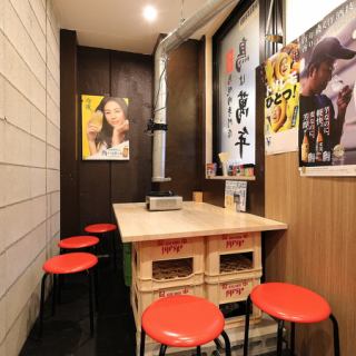 テーブル席5タイプのお店です。お一人様でも、お友達同士でもお気軽にお来しください♪また、スタッフが丁寧にお料理をお出ししているので、お気軽にお越しください！お仕事帰りにふらっと立ち寄りやすい好立地です！デートや女子会、各種ご宴会に是非ご利用ください。