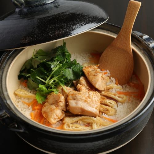 鳥萬のかまめし1,480円こだわりの釜めしもご用意しております。新鮮な地鶏を贅沢に使用した自慢の逸品