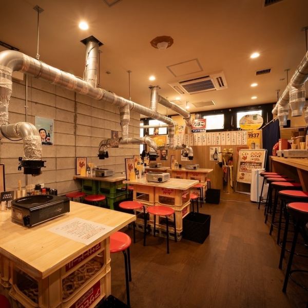 カウンターとテーブル席4人の距離が近いので、お仕事帰りのちょい飲みやデートにもおすすめです！25名様から40名様までのご宴会も可能です！会社帰りのサクのみや、女子会、ご友人とのお食事、ご家族とのお集まり、ご夫婦やカップル様でのご利用に最適です！全席喫煙可能となっております。