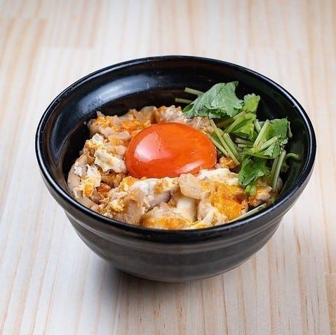 A popular dish on par with kamameshi, the fresh chicken dish Oyakodon!