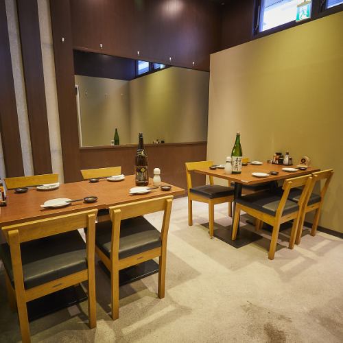 <p>団体席から少人数様までと幅広いニーズに応えられるお席を用意しております。80名様までで貸し切り対応可能です。定期的な空気の入れ替えを行い卓上にはアルコールジェルも用意しております。周りの目を気にせずゆったり楽しいひと時をお過ごしください。</p>