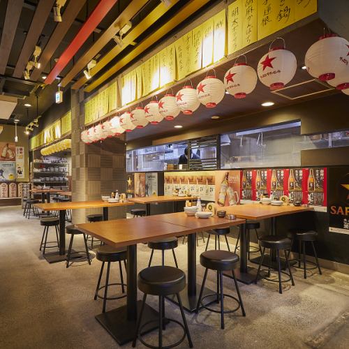 移動可能で2名様からご利用頂けます♪靴を脱いでゆったり過ごせる座敷席が人気です。仲間と肩を並べて会話が弾む時間をお過ごしいただけます。送別会・歓迎会にも最適です。