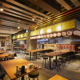 8名様まで座れる大きいテーブルタイプです♪会社の宴会やグループ利用におすすめなのが、掘りごたつスタイルの席。人数に応じて柔軟にレイアウトが可能。足元らくらくでリラックスしながら料理と会話を楽しめる空間は、幹事様からも好評です。