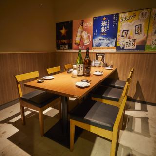 周りを気にせずご利用いただけるテーブルタイプの個室です♪ゆったりと落ち着いた雰囲気を演出。グループでのにぎやかな利用から、お一人様のしっとり晩酌まで、どんな方にも心地よくお過ごしいただけるよう配慮しています。