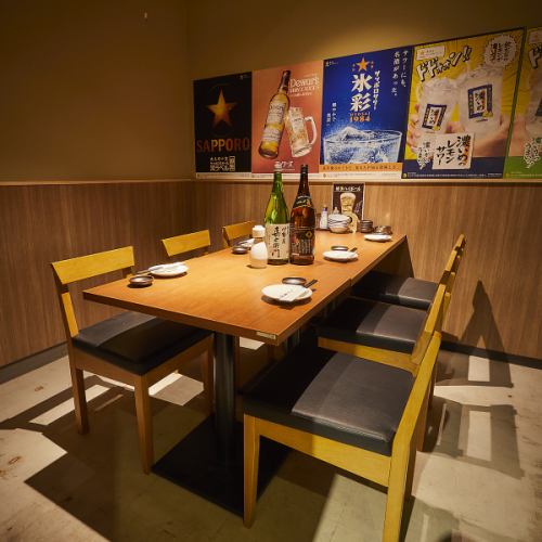 周りを気にせずご利用いただけるテーブルタイプの個室です♪ゆったりと落ち着いた雰囲気を演出。グループでのにぎやかな利用から、お一人様のしっとり晩酌まで、どんな方にも心地よくお過ごしいただけるよう配慮しています。