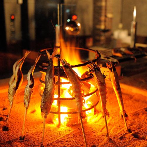 Cooking right in front of you! A lively experience of primitive grilling over an open hearth ◎