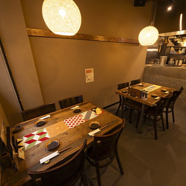 The table seats are a space where you can enjoy conversation with friends or colleagues. You can savour delicious food and drinks in a relaxed atmosphere.It's perfect for a date or a light drink after work. The two seats can also accommodate large groups, making it ideal for banquets.