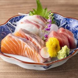 Assortment of three kinds of fresh sashimi for one person