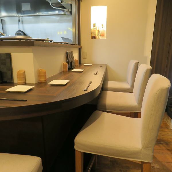 お一人様でも立ち寄りやすいカウンター席は、調理風景が目の前で楽しめる特等席です♪