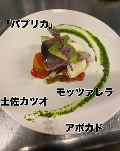 Ciao❣️
朝からめちゃくちゃやらかしてる
仕事以外はてんでダメな
『キッチン　トムキャット』
シェフのアツ兄です👨🏻‍🍳

本日午前中は循環器内科の定期検診で
お休みをいただく予定でしたが、
朝病院に行ったら
明日？？？明日は予約も入ってるし無理なので、予定も分からずとりあえず来月頭までズラしてもらい事なきを得る🤣
てな訳でランチスタートします😜

先日地元の友達が来た時のコース料理
結婚記念日と言う事なので特別料理を

米津玄師ファンのお二人に
曲にちなんだ料理を頭を悩ませながら考えました。

アミューズ
『フォアグラとプラムのマカロン』
まぁ1品目と言う事で
お店の自慢出来る自信ある料理を

こっからが本番
【パプリカ】
『土佐カツオとモッツァレラ、アボカドのペペロナータ』
カツオのカルパッチョとチーズ、パプリカのマリネを合わせた1品

【ドーナッツホール】　【少し薄味のポテト】
『揚げピザと鮑のサラダ』
ピザ生地をドーナッツ状にして揚げて
ちゃと味付けした🤣ポテトサラダに明太子を混ぜてタラモサに、
鮑を柔らかく煮込んだモノを添えて
サラダ仕立てに

【Lemon】【塩っけの多すぎたパスタ】
『ツナと白菜、塩レモンのパスタ』
国産レモンを塩漬けしてペースト状にしたモノをペペロンチーノベースのパスタに絡めて召し上がって頂くように仕上げましたが、塩レモンが少し多かったみたいで横に添えてお好みで混ぜでもらえば良かったかなぁ〜と
歌詞とおり塩っけ多いと😖まだまだですねー

【山椒魚】【無理して焼き上げたタルト・タタン】
『イトヨリのポアレ、オニオンのタルト・タタンとずわい蟹の揚げリゾット
西京味噌と山椒のソース』
山椒、魚？ちょっと苦しい？？？
飴色玉葱を作ってリゾットを土台にタルト・タタン仕立てにしてみました🤨

【味のしないビーフシチュー】
『牛タンのシチュー』
まぁさすがに味がしないのは無理なのと
GW真っ只中で仕込みもままならなかったのでグランドメニューより
じっくり煮込んで柔らかく濃厚に仕上げたシチューです🤩

【クランベリーとパンケーキ】
プチパンケーキにクランベリーを混ぜ込んで焼き上げ、仕上げは得意の描いてみました😁

米津玄師ファンにはわかる特別メニュー
まぁ友達やからこそのメニューですねー
正直面倒くさいくて普段はやりたくない🤣楽しかったんは楽しかったんですが
久々のガッツリフレンチベースのイタリアンコースいかがでしたでしょうか？
写真で楽しんでいただけたら嬉しいです🥹

#右京区イタリアン #京都カジュアルイタリアン #西院グルメ #イタリアン京都 #京都ディナー #カジュアルイタリアン京都 #京都イタリアン #右京区グルメ #京都レストラン #キッチントムキャット
#米津玄師　#特別コース 
#ピザ
#パスタ