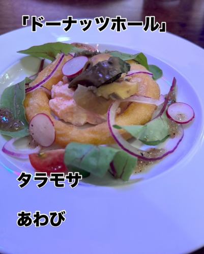 Ciao❣️
朝からめちゃくちゃやらかしてる
仕事以外はてんでダメな
『キッチン　トムキャット』
シェフのアツ兄です👨🏻‍🍳

本日午前中は循環器内科の定期検診で
お休みをいただく予定でしたが、
朝病院に行ったら
明日？？？明日は予約も入ってるし無理なので、予定も分からずとりあえず来月頭までズラしてもらい事なきを得る🤣
てな訳でランチスタートします😜

先日地元の友達が来た時のコース料理
結婚記念日と言う事なので特別料理を

米津玄師ファンのお二人に
曲にちなんだ料理を頭を悩ませながら考えました。

アミューズ
『フォアグラとプラムのマカロン』
まぁ1品目と言う事で
お店の自慢出来る自信ある料理を

こっからが本番
【パプリカ】
『土佐カツオとモッツァレラ、アボカドのペペロナータ』
カツオのカルパッチョとチーズ、パプリカのマリネを合わせた1品

【ドーナッツホール】　【少し薄味のポテト】
『揚げピザと鮑のサラダ』
ピザ生地をドーナッツ状にして揚げて
ちゃと味付けした🤣ポテトサラダに明太子を混ぜてタラモサに、
鮑を柔らかく煮込んだモノを添えて
サラダ仕立てに

【Lemon】【塩っけの多すぎたパスタ】
『ツナと白菜、塩レモンのパスタ』
国産レモンを塩漬けしてペースト状にしたモノをペペロンチーノベースのパスタに絡めて召し上がって頂くように仕上げましたが、塩レモンが少し多かったみたいで横に添えてお好みで混ぜでもらえば良かったかなぁ〜と
歌詞とおり塩っけ多いと😖まだまだですねー

【山椒魚】【無理して焼き上げたタルト・タタン】
『イトヨリのポアレ、オニオンのタルト・タタンとずわい蟹の揚げリゾット
西京味噌と山椒のソース』
山椒、魚？ちょっと苦しい？？？
飴色玉葱を作ってリゾットを土台にタルト・タタン仕立てにしてみました🤨

【味のしないビーフシチュー】
『牛タンのシチュー』
まぁさすがに味がしないのは無理なのと
GW真っ只中で仕込みもままならなかったのでグランドメニューより
じっくり煮込んで柔らかく濃厚に仕上げたシチューです🤩

【クランベリーとパンケーキ】
プチパンケーキにクランベリーを混ぜ込んで焼き上げ、仕上げは得意の描いてみました😁

米津玄師ファンにはわかる特別メニュー
まぁ友達やからこそのメニューですねー
正直面倒くさいくて普段はやりたくない🤣楽しかったんは楽しかったんですが
久々のガッツリフレンチベースのイタリアンコースいかがでしたでしょうか？
写真で楽しんでいただけたら嬉しいです🥹

#右京区イタリアン #京都カジュアルイタリアン #西院グルメ #イタリアン京都 #京都ディナー #カジュアルイタリアン京都 #京都イタリアン #右京区グルメ #京都レストラン #キッチントムキャット
#米津玄師　#特別コース 
#ピザ
#パスタ