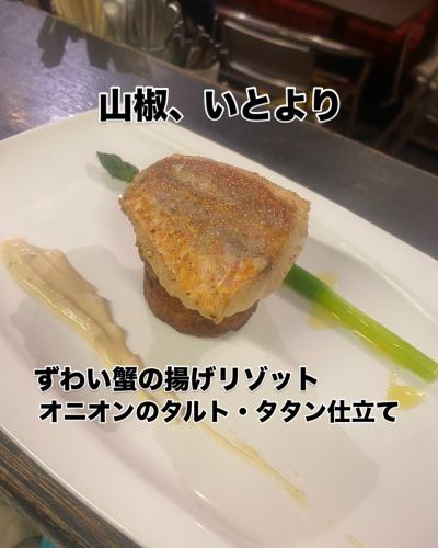 Ciao❣️
朝からめちゃくちゃやらかしてる
仕事以外はてんでダメな
『キッチン　トムキャット』
シェフのアツ兄です👨🏻‍🍳

本日午前中は循環器内科の定期検診で
お休みをいただく予定でしたが、
朝病院に行ったら
明日？？？明日は予約も入ってるし無理なので、予定も分からずとりあえず来月頭までズラしてもらい事なきを得る🤣
てな訳でランチスタートします😜

先日地元の友達が来た時のコース料理
結婚記念日と言う事なので特別料理を

米津玄師ファンのお二人に
曲にちなんだ料理を頭を悩ませながら考えました。

アミューズ
『フォアグラとプラムのマカロン』
まぁ1品目と言う事で
お店の自慢出来る自信ある料理を

こっからが本番
【パプリカ】
『土佐カツオとモッツァレラ、アボカドのペペロナータ』
カツオのカルパッチョとチーズ、パプリカのマリネを合わせた1品

【ドーナッツホール】　【少し薄味のポテト】
『揚げピザと鮑のサラダ』
ピザ生地をドーナッツ状にして揚げて
ちゃと味付けした🤣ポテトサラダに明太子を混ぜてタラモサに、
鮑を柔らかく煮込んだモノを添えて
サラダ仕立てに

【Lemon】【塩っけの多すぎたパスタ】
『ツナと白菜、塩レモンのパスタ』
国産レモンを塩漬けしてペースト状にしたモノをペペロンチーノベースのパスタに絡めて召し上がって頂くように仕上げましたが、塩レモンが少し多かったみたいで横に添えてお好みで混ぜでもらえば良かったかなぁ〜と
歌詞とおり塩っけ多いと😖まだまだですねー

【山椒魚】【無理して焼き上げたタルト・タタン】
『イトヨリのポアレ、オニオンのタルト・タタンとずわい蟹の揚げリゾット
西京味噌と山椒のソース』
山椒、魚？ちょっと苦しい？？？
飴色玉葱を作ってリゾットを土台にタルト・タタン仕立てにしてみました🤨

【味のしないビーフシチュー】
『牛タンのシチュー』
まぁさすがに味がしないのは無理なのと
GW真っ只中で仕込みもままならなかったのでグランドメニューより
じっくり煮込んで柔らかく濃厚に仕上げたシチューです🤩

【クランベリーとパンケーキ】
プチパンケーキにクランベリーを混ぜ込んで焼き上げ、仕上げは得意の描いてみました😁

米津玄師ファンにはわかる特別メニュー
まぁ友達やからこそのメニューですねー
正直面倒くさいくて普段はやりたくない🤣楽しかったんは楽しかったんですが
久々のガッツリフレンチベースのイタリアンコースいかがでしたでしょうか？
写真で楽しんでいただけたら嬉しいです🥹

#右京区イタリアン #京都カジュアルイタリアン #西院グルメ #イタリアン京都 #京都ディナー #カジュアルイタリアン京都 #京都イタリアン #右京区グルメ #京都レストラン #キッチントムキャット
#米津玄師　#特別コース 
#ピザ
#パスタ