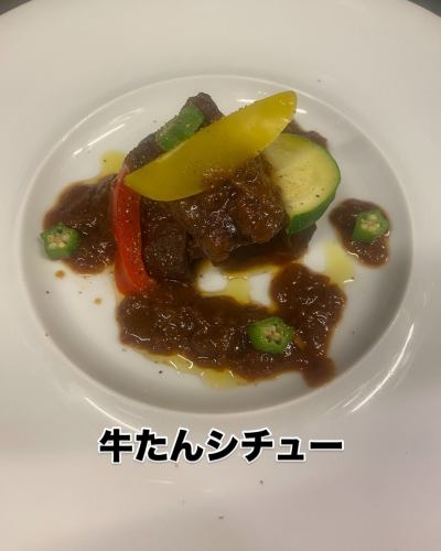 Ciao❣️
朝からめちゃくちゃやらかしてる
仕事以外はてんでダメな
『キッチン　トムキャット』
シェフのアツ兄です👨🏻‍🍳

本日午前中は循環器内科の定期検診で
お休みをいただく予定でしたが、
朝病院に行ったら
明日？？？明日は予約も入ってるし無理なので、予定も分からずとりあえず来月頭までズラしてもらい事なきを得る🤣
てな訳でランチスタートします😜

先日地元の友達が来た時のコース料理
結婚記念日と言う事なので特別料理を

米津玄師ファンのお二人に
曲にちなんだ料理を頭を悩ませながら考えました。

アミューズ
『フォアグラとプラムのマカロン』
まぁ1品目と言う事で
お店の自慢出来る自信ある料理を

こっからが本番
【パプリカ】
『土佐カツオとモッツァレラ、アボカドのペペロナータ』
カツオのカルパッチョとチーズ、パプリカのマリネを合わせた1品

【ドーナッツホール】　【少し薄味のポテト】
『揚げピザと鮑のサラダ』
ピザ生地をドーナッツ状にして揚げて
ちゃと味付けした🤣ポテトサラダに明太子を混ぜてタラモサに、
鮑を柔らかく煮込んだモノを添えて
サラダ仕立てに

【Lemon】【塩っけの多すぎたパスタ】
『ツナと白菜、塩レモンのパスタ』
国産レモンを塩漬けしてペースト状にしたモノをペペロンチーノベースのパスタに絡めて召し上がって頂くように仕上げましたが、塩レモンが少し多かったみたいで横に添えてお好みで混ぜでもらえば良かったかなぁ〜と
歌詞とおり塩っけ多いと😖まだまだですねー

【山椒魚】【無理して焼き上げたタルト・タタン】
『イトヨリのポアレ、オニオンのタルト・タタンとずわい蟹の揚げリゾット
西京味噌と山椒のソース』
山椒、魚？ちょっと苦しい？？？
飴色玉葱を作ってリゾットを土台にタルト・タタン仕立てにしてみました🤨

【味のしないビーフシチュー】
『牛タンのシチュー』
まぁさすがに味がしないのは無理なのと
GW真っ只中で仕込みもままならなかったのでグランドメニューより
じっくり煮込んで柔らかく濃厚に仕上げたシチューです🤩

【クランベリーとパンケーキ】
プチパンケーキにクランベリーを混ぜ込んで焼き上げ、仕上げは得意の描いてみました😁

米津玄師ファンにはわかる特別メニュー
まぁ友達やからこそのメニューですねー
正直面倒くさいくて普段はやりたくない🤣楽しかったんは楽しかったんですが
久々のガッツリフレンチベースのイタリアンコースいかがでしたでしょうか？
写真で楽しんでいただけたら嬉しいです🥹

#右京区イタリアン #京都カジュアルイタリアン #西院グルメ #イタリアン京都 #京都ディナー #カジュアルイタリアン京都 #京都イタリアン #右京区グルメ #京都レストラン #キッチントムキャット
#米津玄師　#特別コース 
#ピザ
#パスタ