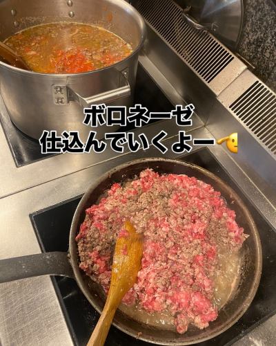 Ciao❣️
暑いんだか、寒いんだか？
気候に対応切れてない😅
『キッチン　トムキャット』
シェフのアツ兄です👨🏻‍🍳

GWで売り上げに貢献してくれたボロネーゼ🤩
流石にぼちぼち仕込まないといけないので
やっぱ大量に仕込んだ方が味がのりやすい👅
野菜とミンチが1対1の割合で水分は赤ワインのみ
後はじっくりコトコト1日かけて煮込んでいきます♪

#右京区イタリアン #京都カジュアルイタリアン #西院グルメ #イタリアン京都 #京都ディナー #カジュアルイタリアン京都 #京都イタリアン #右京区グルメ #京都レストラン #キッチントムキャット
#ピザ　#パスタ　#ボロネーゼ
