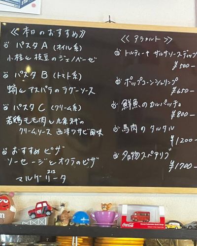 Ciao❣️
何故がメニュー更新する日は雨が多い☔
『キッチン　トムキャット』
シェフのアツ兄です🧑🏻‍🍳

雨の日メニュー変えると黒板のに書くペンが水性なんで流れると嫌やなぁと思いながらも😅
今回のメニューは
雨で客足が鈍るので、僕はそんな時ほど高い食材や良い物を使う傾向にあります。
せっかく来てくださった方に喜んでもらいたい🤩ってのが1番の理由ですが
高い食材使っても数が出ないならそれほど痛くもないってのもあります。
日々試行錯誤
ε=ε=ε=ε=ε=ε=┌(;￣◇￣)┘
バタバタしております🤣