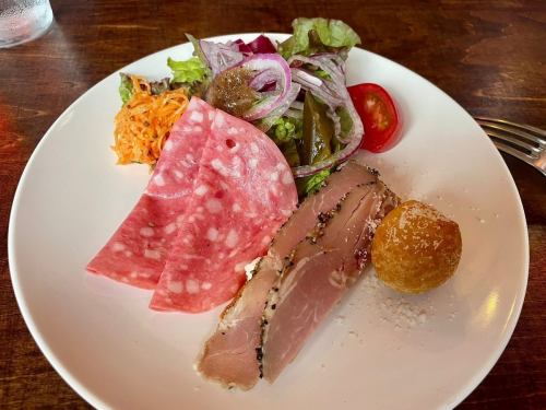 Ciao❣️
こんだけ投稿しといて
いまだにインスタ使いこなせてない😅
『キッチン　トムキャット』
シェフのアツ兄です👨🏻‍🍳

ん？？？今日の写真には文字入れれへんやん？？？
どう違うのか？わからん？

#右京区イタリアン #京都カジュアルイタリアン #西院グルメ #イタリアン京都 #京都ディナー #カジュアルイタリアン京都 #京都イタリアン #右京区グルメ #京都レストラン #キッチントムキャット
#ピザ　#パスタ　#ランチ
#西院