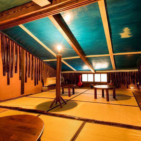 エキゾチックな竹細工の壁と和をミックスした大人の隠れ家的な2階席。どこか懐かしさを感じる落ち着いたリラックス空間で、時間を忘れてゆっくりお過ごし下さい。カップル、お子様連れに人気です。