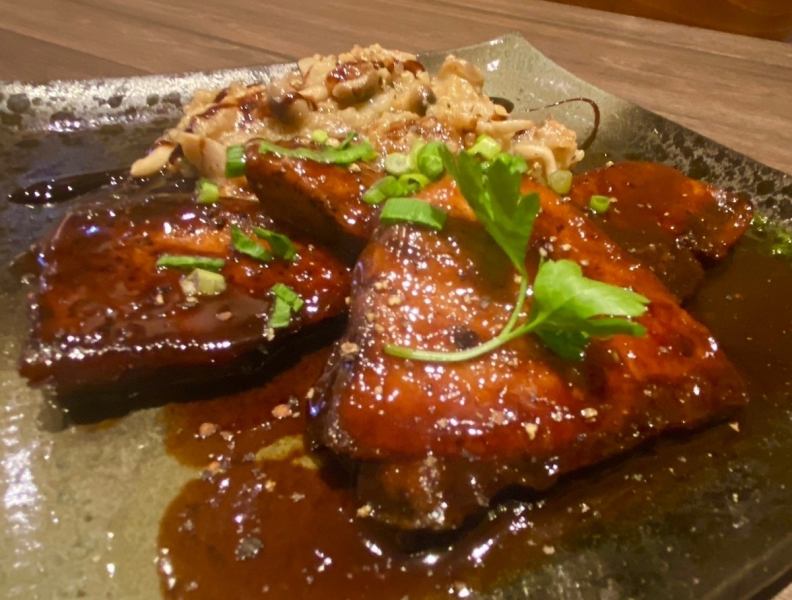 【注重產地及食材】宮崎縣的無農藥蔬菜、本地雞、黑豬肉、燒酒。廚師精心挑選的千葉縣新鮮捕撈的海鮮。來自世界各地的葡萄酒和烈酒。我們積極融入美味又健康的食材，將其烹調至最佳狀態，然後提供給顧客。