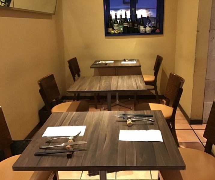 【温もりのある雰囲気】料理だけでなく、居心地の良さも当店の人気の理由。カウンター席、テーブル席をご用意しています。単品メニューも充実しているのでお一人で楽しむもよし。メニューは旬や仕入れ次第で変わるので、何度来ても新しいおいしさが発見できます。デート、お仕事帰りなどお気軽にご利用ください。