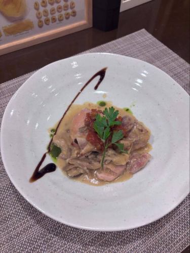 ある日のディナーコースのメイン🍽️

宮崎県産の若鶏ときのこのクリーム煮🍄
〜ボスカイオーラ〜

是非ご予約お待ちしております！

#ビストロインコントロ
#船橋ディナー
#お肉料理