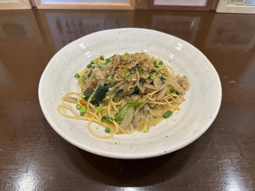 一天的小酒館課程🍴
開胃菜
瓦拉薩醃火腿🐟
主
蛤蜊義大利麵,宮崎縣的小松菜,九州的蓮藕,還有奶油醬牛蒡根🍝
期待您的預訂!
#BistroInContro
#船橋午餐
#午餐套餐
#麵食