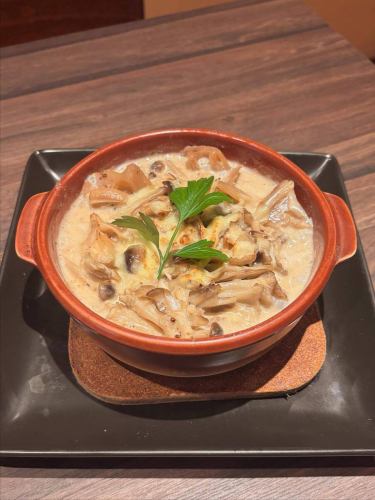 介紹我們的晚餐菜餚🍽️

開胃菜
[廣島牡蠣菇、九州蓮藕、牛蒡奶油燉]

肥美的廣島牡蠣🦪、香菇、蓮藕、牛蒡根一起在奶油醬汁中燉煮✨

享受食材的質感和濃鬱的醬汁營造出的優雅味道😊

＃牡蠣
#小酒館
#船橋
#船橋美食
#船橋晚餐
#船橋午餐
#宮崎食材
#宮崎葡萄酒
#BistroInContro