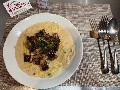 ディナー時のアラカルトのお料理のご紹介🍽️

パスタ
【うなぎと宮崎米，麦みそのクリームスパゲティ】

宮崎県産のお米「ひのひかり」と麦みそを使用したクリームソーススパゲティに、たっぷりうなぎをのせました！

ホッとするようなお米と麦みその味わいと、肉厚な鰻と一緒にお召し上がりください！🌾

@bistro_incontro 

⚪︎TEL
047-432-1750

⚪︎住所
千葉県船橋市本町１‐１４‐９

⚪︎営業時間
火曜日
18:00～23:00 （料理L.O. 22:00）
水～金
12:00～15:00 （料理L.O. 14:00）/18:00～23:00 （料理L.O. 22:00）
土、日、祝日
11:30～15:00 （料理L.O. 14:00）/18:00～23:00 （料理L.O. 22:00）

定休日：月曜日、第1第3火曜日定休
月曜日が祝日の場合、翌火曜日がお休み

#ビストロインコントロ #船橋ランチ #船橋ディナー #船橋グルメ #イタリアン