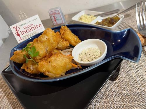 ディナー、アラカルトのお料理のご紹介🍽️

前菜
【アンコウのフリット】

今の時期が旬のアンコウをふわふわの衣で包んで揚げた、イタリア風の揚げ物料理です。
アンコウが持つプリプリな食感と白身の繊細なお味は、様々なお酒とよく合います！🥂
是非お召し上がりください！

@bistro_incontro 

⚪︎TEL
047-432-1750

⚪︎住所
千葉県船橋市本町１‐１４‐９

⚪︎営業時間
火曜日
18:00～23:00 （料理L.O. 22:00）
水～金
12:00～15:00 （料理L.O. 14:00）/18:00～23:00 （料理L.O. 22:00）
土、日、祝日
11:30～15:00 （料理L.O. 14:00）/18:00～23:00 （料理L.O. 22:00）

定休日：月曜日、第1第3火曜日定休
月曜日が祝日の場合、翌火曜日がお休み

#ビストロインコントロ #船橋ランチ #船橋ディナー #船橋グルメ #イタリアン