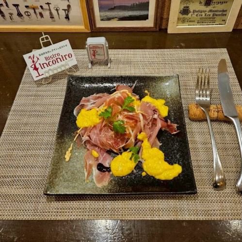 ディナー時のアラカルトのお料理のご紹介🍽️

前菜
【生ハムと宮崎県産金柑のソースサラダ】

季節限定！🍊
ただいま、生ハムサラダは金柑のソースを添えてご提供させていただいております。

宮崎県産の完熟金柑の中でも特に糖度の高い「たまたま」をふんだんに使用した自家製ソースは、甘味と酸味のバランスが良く、お料理のお味をより一層引き立てます。

こちらのソースは、金柑の旬の時期が終わるとご提供ができなくなってしまいますので、是非おはやめのご来店をお待ちしております！

@bistro_incontro 

⚪︎TEL
047-432-1750

⚪︎住所
千葉県船橋市本町１‐１４‐９

⚪︎営業時間
火曜日
18:00～23:00 （料理L.O. 22:00）
水～金
12:00～15:00 （料理L.O. 14:00）/18:00～23:00 （料理L.O. 22:00）
土、日、祝日
11:30～15:00 （料理L.O. 14:00）/18:00～23:00 （料理L.O. 22:00）

定休日：月曜日、第1第3火曜日定休
月曜日が祝日の場合、翌火曜日がお休み

#ビストロインコントロ #船橋ランチ #船橋ディナー #船橋グルメ #イタリアン