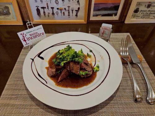 ランチのお料理のご紹介🍽️

メイン
【宮崎県産和牛ランプ肉のロースト　宮崎県産ケールとわさび菜添え】

じっくり丁寧に火入れした宮崎県産の牛ランプ肉に、特製の赤ワインソースが絶妙にマッチした一皿です！

添えられたケールとわさび菜は、先日仕入れました宮崎県日向市産のものを使用しております。
葉野菜特有のえぐみや辛味が非常に少なく、さっぱりとした風味はお肉の旨みを華やかに引き立てます🥬

宮崎県の土地の恵みを存分にお楽しみください🍖

@bistro_incontro 

⚪︎TEL
047-432-1750

⚪︎住所
千葉県船橋市本町１‐１４‐９

⚪︎営業時間
火曜日
18:00～23:00 （料理L.O. 22:00）
水～金
12:00～15:00 （料理L.O. 14:00）/18:00～23:00 （料理L.O. 22:00）
土、日、祝日
11:30～15:00 （料理L.O. 14:00）/18:00～23:00 （料理L.O. 22:00）

定休日：月曜日、第1第3火曜日定休
月曜日が祝日の場合、翌火曜日がお休み

#ビストロインコントロ #船橋ランチ #船橋ディナー #船橋グルメ #イタリアン