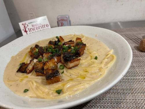 ディナー時のアラカルトのお料理のご紹介🍽️

パスタ
【うなぎと宮崎米，麦みそのクリームスパゲティ】

宮崎県産のお米「ひのひかり」と麦みそを使用したクリームソーススパゲティに、たっぷりうなぎをのせました！

ホッとするようなお米と麦みその味わいと、肉厚な鰻と一緒にお召し上がりください！🌾

@bistro_incontro 

⚪︎TEL
047-432-1750

⚪︎住所
千葉県船橋市本町１‐１４‐９

⚪︎営業時間
火曜日
18:00～23:00 （料理L.O. 22:00）
水～金
12:00～15:00 （料理L.O. 14:00）/18:00～23:00 （料理L.O. 22:00）
土、日、祝日
11:30～15:00 （料理L.O. 14:00）/18:00～23:00 （料理L.O. 22:00）

定休日：月曜日、第1第3火曜日定休
月曜日が祝日の場合、翌火曜日がお休み

#ビストロインコントロ #船橋ランチ #船橋ディナー #船橋グルメ #イタリアン