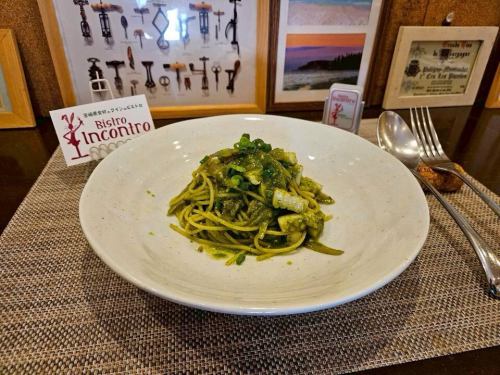 隆重推出我们的午餐菜单🍽️

主
[意面配红鱿鱼、九州产牛蒡根和宫崎产菊花，佐以热那亚酱汁]

用宫崎县日向市产的大量菊花叶自制青酱意面🌿
用菊花叶制成的香蒜酱味道清淡，苦味较少，容易入口。

请尽情享受吧。✨

@bistro_incontro

⚪︎电话
047-432-1750

⚪︎地址
千叶县船桥市本町1-14-9

⚪︎营业时间
星期二
18:00~23:00（最后点餐时间22:00）
周三~周五
12:00~15:00（最后点餐时间14:00）/ 18:00~23:00（最后点餐时间22:00）
周六，周日，节假日
11:30~15:00（最后点餐时间14:00）/ 18:00~23:00（最后点餐时间22:00）

休息日：星期一以及每月第一个和第三个星期二
如果星期一是公共假日，则接下来的星期二将关闭。

#BistroInContro #船桥午餐 #船桥晚餐 #船桥美食 #意大利菜