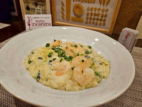 ディナー時のアラカルトのお料理のご紹介🍽️

リゾット
【エビと宮崎米、九州産押し麦、宮崎県産ほうれん草のチーズクリームリゾット】

宮崎県産のお米（ひのひかり）とほうれん草に、九州産の押し麦と、九州の恵みをたっぷり使ったリゾットです。

チーズとクリームのやさしくまろやかなお味がお食事の締めにもぴったりです🧀

是非お楽しみ下さい！

@bistro_incontro 

⚪︎TEL
047-432-1750

⚪︎住所
千葉県船橋市本町１‐１４‐９

⚪︎営業時間
火曜日
18:00～23:00 （料理L.O. 22:00）
水～金
12:00～15:00 （料理L.O. 14:00）/18:00～23:00 （料理L.O. 22:00）
土、日、祝日
11:30～15:00 （料理L.O. 14:00）/18:00～23:00 （料理L.O. 22:00）

定休日：月曜日、第1第3火曜日定休
月曜日が祝日の場合、翌火曜日がお休み

#ビストロインコントロ #船橋ランチ #船橋ディナー #船橋グルメ #イタリアン