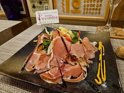 ディナー時のアラカルトのお料理のご紹介🍽️

前菜
【スペイン産生ハムと、宮崎県産新玉ねぎ、スイスチャードのサラダ】

昨今希少価値が高まっているスペイン産の生ハムをふんだんにのせた特製のサラダです。🥬

新玉ねぎとスイスチャードは新鮮な宮崎県産のものを使用しており、野菜の甘みが生ハムの濃厚な旨みをより引き立てます。✨

今の時期にしか食べられないお味をどうぞお楽しみ下さい！

@bistro_incontro 

https://www.hotpepper.jp/strJ000058637/

⚪︎TEL
047-432-1750

⚪︎住所
千葉県船橋市本町１‐１４‐９

⚪︎営業時間
火曜日
18:00～23:00 （料理L.O. 22:00）
水～金
12:00～15:00 （料理L.O. 14:00）/18:00～23:00 （料理L.O. 22:00）
土、日、祝日
11:30～15:00 （料理L.O. 14:00）/18:00～23:00 （料理L.O. 22:00）

定休日：月曜日、第1第3火曜日定休
月曜日が祝日の場合、翌火曜日がお休み

#ビストロインコントロ #船橋ランチ #船橋ディナー #船橋グルメ #イタリアン