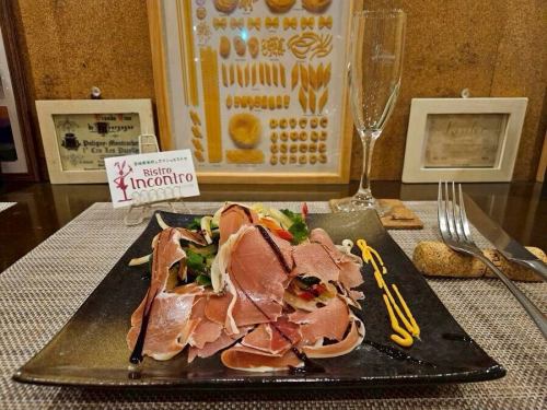 ディナー時のアラカルトのお料理のご紹介🍽️

前菜
【スペイン産生ハムと、宮崎県産新玉ねぎ、スイスチャードのサラダ】

昨今希少価値が高まっているスペイン産の生ハムをふんだんにのせた特製のサラダです。🥬

新玉ねぎとスイスチャードは新鮮な宮崎県産のものを使用しており、野菜の甘みが生ハムの濃厚な旨みをより引き立てます。✨

今の時期にしか食べられないお味をどうぞお楽しみ下さい！

@bistro_incontro 

https://www.hotpepper.jp/strJ000058637/

⚪︎TEL
047-432-1750

⚪︎住所
千葉県船橋市本町１‐１４‐９

⚪︎営業時間
火曜日
18:00～23:00 （料理L.O. 22:00）
水～金
12:00～15:00 （料理L.O. 14:00）/18:00～23:00 （料理L.O. 22:00）
土、日、祝日
11:30～15:00 （料理L.O. 14:00）/18:00～23:00 （料理L.O. 22:00）

定休日：月曜日、第1第3火曜日定休
月曜日が祝日の場合、翌火曜日がお休み

#ビストロインコントロ #船橋ランチ #船橋ディナー #船橋グルメ #イタリアン