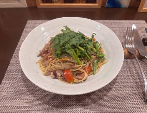 ディナー時アラカルトのお料理のご紹介🍴

パスタ
【 小ヤリイカと九州産ゴボウ、宮崎県春菊、ミニトマトのオリーブオイルソーススパゲティ 】

小ヤリイカの旨みと、九州産ゴボウの香ばしさ。
宮崎県産春菊のほろ苦さがアクセントのオイルパスタ🍝✨

使用しているミニトマトはこちら(2枚目の画像)🍅

ご予約、ご来店をお待ちしております！

@bistro_incontro 

⚪︎TEL
047-432-1750

⚪︎住所
千葉県船橋市本町１‐１４‐９

⚪︎営業時間
火曜日
18:00～23:00 （料理L.O. 22:00）
水～金
12:00～15:00 （料理L.O. 14:00）/18:00～23:00 （料理L.O. 22:00）
土、日、祝日
11:30～15:00 （料理L.O. 14:00）/18:00～23:00 （料理L.O. 22:00）

定休日：月曜日、第1第3火曜日定休
月曜日が祝日の場合、翌火曜日がお休み

#ビストロインコントロ #船橋ランチ #船橋ディナー #船橋グルメ #イタリアン