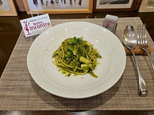 Introducing our lunch menu 🍽️

Maine
[Spaghetti with red squid, Kyushu-grown burdock root, and Miyazaki-grown chrysanthemum greens in a Genovese sauce]

Spaghetti with homemade pesto sauce made with plenty of chrysanthemum greens from Hyuga City, Miyazaki Prefecture 🌿
The pesto sauce, made with chrysanthemum greens, has a mild flavor with less bitterness, making it easy to eat.

Please enjoy it.✨

@bistro_incontro

⚪︎TEL
047-432-1750

⚪︎Address
1-14-9 Honmachi, Funabashi City, Chiba Prefecture

⚪︎Business hours
Tuesday
18:00~23:00 (Last orders for food 22:00)
Wednesday~Friday
12:00~15:00 (Last order 14:00) / 18:00~23:00 (Last order 22:00)
Saturdays, Sundays, and holidays
11:30~15:00 (Last order 14:00) / 18:00~23:00 (Last order 22:00)

Closed: Mondays and the first and third Tuesdays of every month
If Monday is a public holiday, the following Tuesday will be closed

#BistroInContro #FunabashiLunch #FunabashiDinner #FunabashiGourmet #Italian