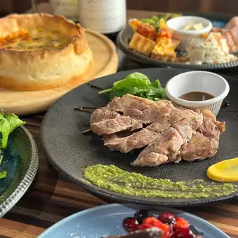 【人気No.1】Pizza&GrillのWメインを楽しめる2H飲み放題付きビュッフェコース【平日】