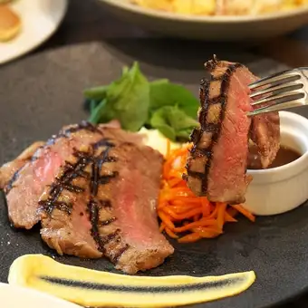 ★和牛サーロイングリル&焼きたてピザを楽しめる2H飲み放題付きコース【平日】
