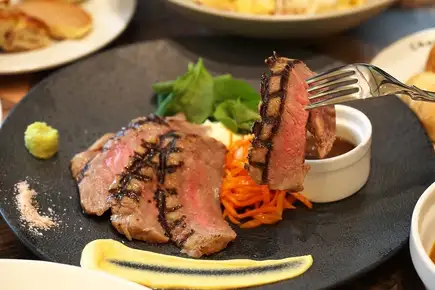 ★和牛サーロイングリル＆焼きたてピザを楽しめる2H飲み放題付きコース【平日】