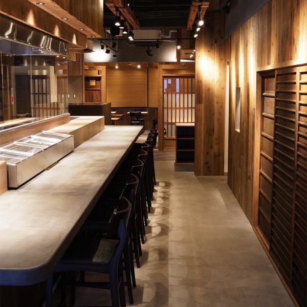 The interior of the restaurant is a cozy space that combines a classic Japanese feel with a casual atmosphere.You can enjoy a variety of skewers, including skewers made with fresh vegetables.The counter surrounding the kitchen is a great place to relax.You can enjoy a pleasant meal on a variety of occasions, such as on a date, an anniversary, with friends, or after work.
