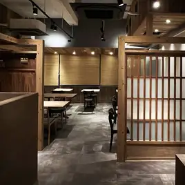 お食事や女子会にご利用いただけるテーブル席です。ソファー席もございます。