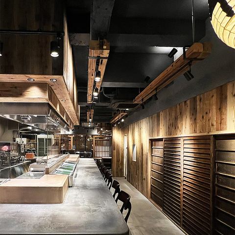 おしゃれな店内にキッチンを囲むカウンターでライブ感も満載!