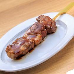 Beef fillet skewers with delicious sauce