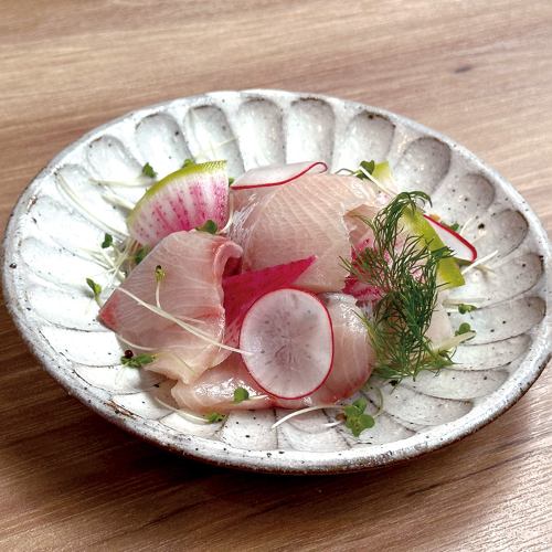 [Crunchy and soy sauce-flavored] Yellowtail sashimi