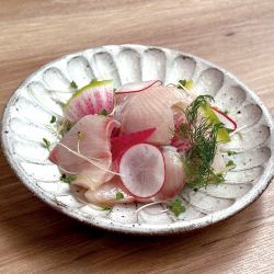 [Crunchy soy sauce] Yellowtail sashimi