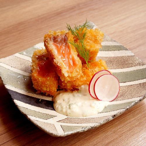 Salmon rare cutlet - delicious tartar sauce